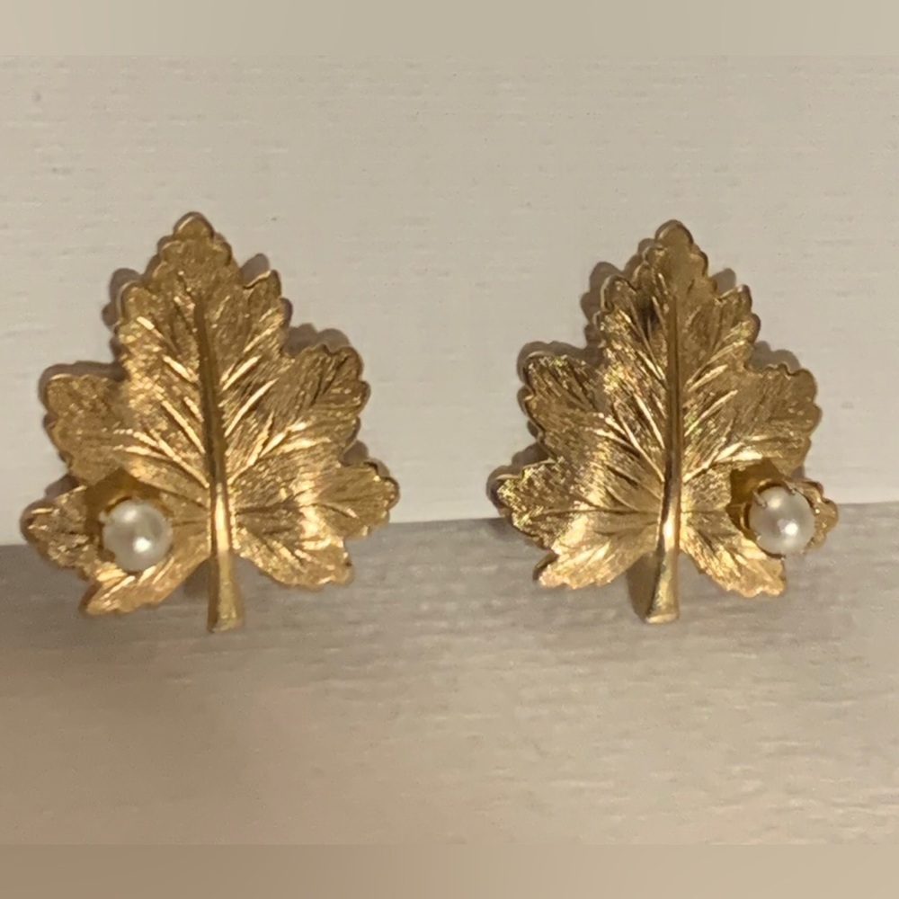 NOS Vtg 1967 WHISPERING LEAF Sarah Coventry CLIP Earrings Maple Pearl NEVER Worn